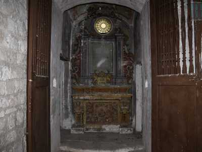 ...scopriamo una piccola cappella. Al suo interno si trova un altare intagliato con una raffigurazione della Madonna con bambino...